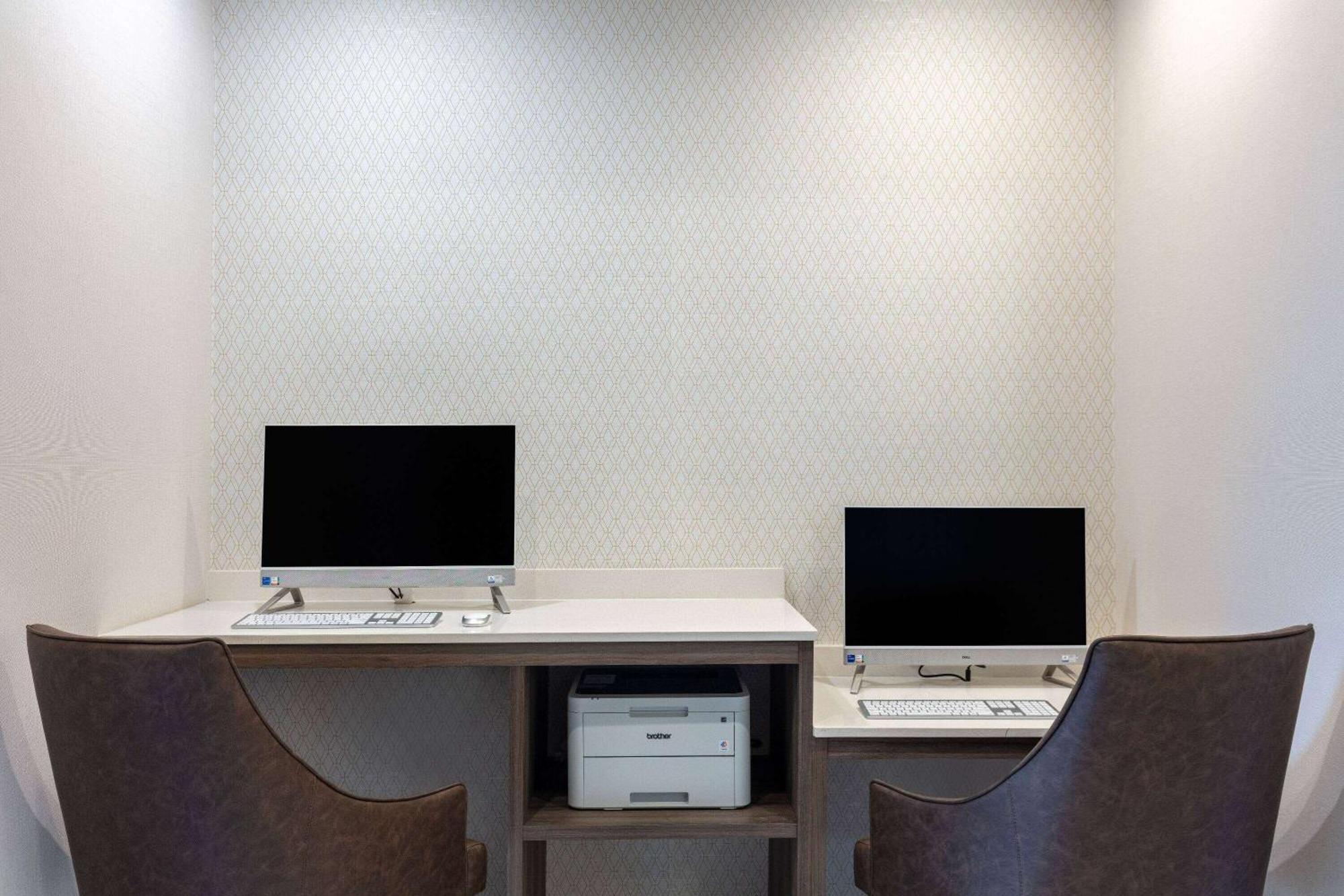 La Quinta Inn & Suites By Wyndham سنتراليا المظهر الخارجي الصورة